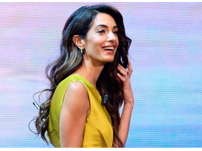 Amal Clooney je mojstrica mešanja tekstur v belem plišastem plašču in krokodiljih škornjih do stegen