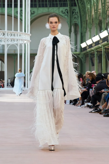 Po štirih letih se Chanel vrača v Grand Palais za revijo pomlad-poletje 2025.