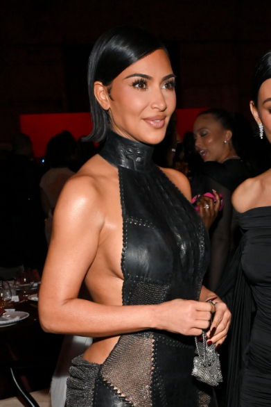 Kim Kardashian osupnila z videzom, ki je bolj koža in mreža kot prava obleka