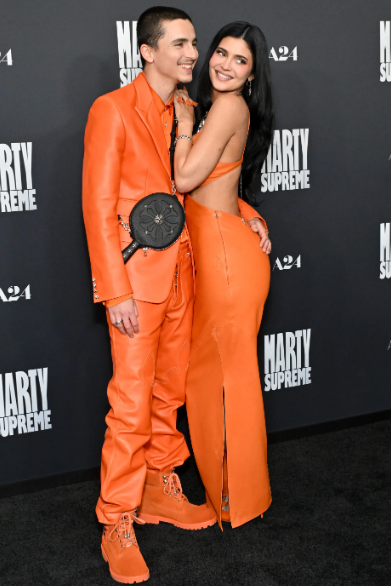 Kylie Jenner in Timothée Chalamet združujeta svoja videza za promocijo filma „Marty Supreme“.
