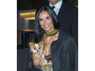 Demi Moore na modni reviji Gucci osupnila v prosojni obleki - seveda s čivavo Pilafom