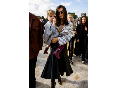 Emily Ratajkowski je v Parizu nosila najbolj privlačen trend jesenskega krila