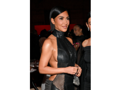 Kim Kardashian osupnila z videzom, ki je bolj koža in mreža kot prava obleka