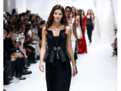 Sara Cavazza Facchini je z revijo Genny jesen/zima 2025 2026 na milanski teden mode pripeljala Gianni Versace.