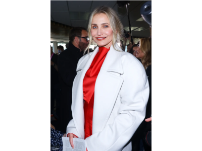 Cameron Diaz v ekstremnih čevljih in satenasto obleko: ognjeni videz Stella McCartney na pariškem tednu mode 2025.