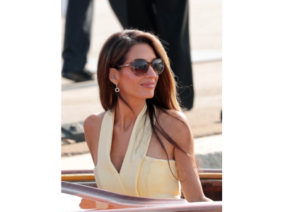 Stična pojava: Amal Clooney v Prada in nežni butter obleki na festivalu v Benetkah