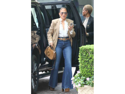 Jennifer Lopez z torbico Gucci Blondie in razširjenimi kavbojkami: vintage boho videz je trend jeseni 2025.