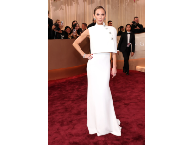 Obleka Emily Blunt na podelitvi Zlati globusi 2026 namiguje na njene podobe v 'Hudič nosi Prada 2'