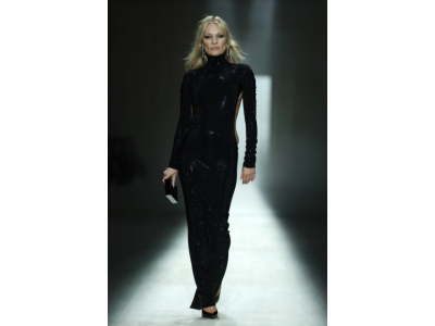 Kate Moss je zaključila revijo Gucci, oblečena v provokativno obleko v slogu tangic.
